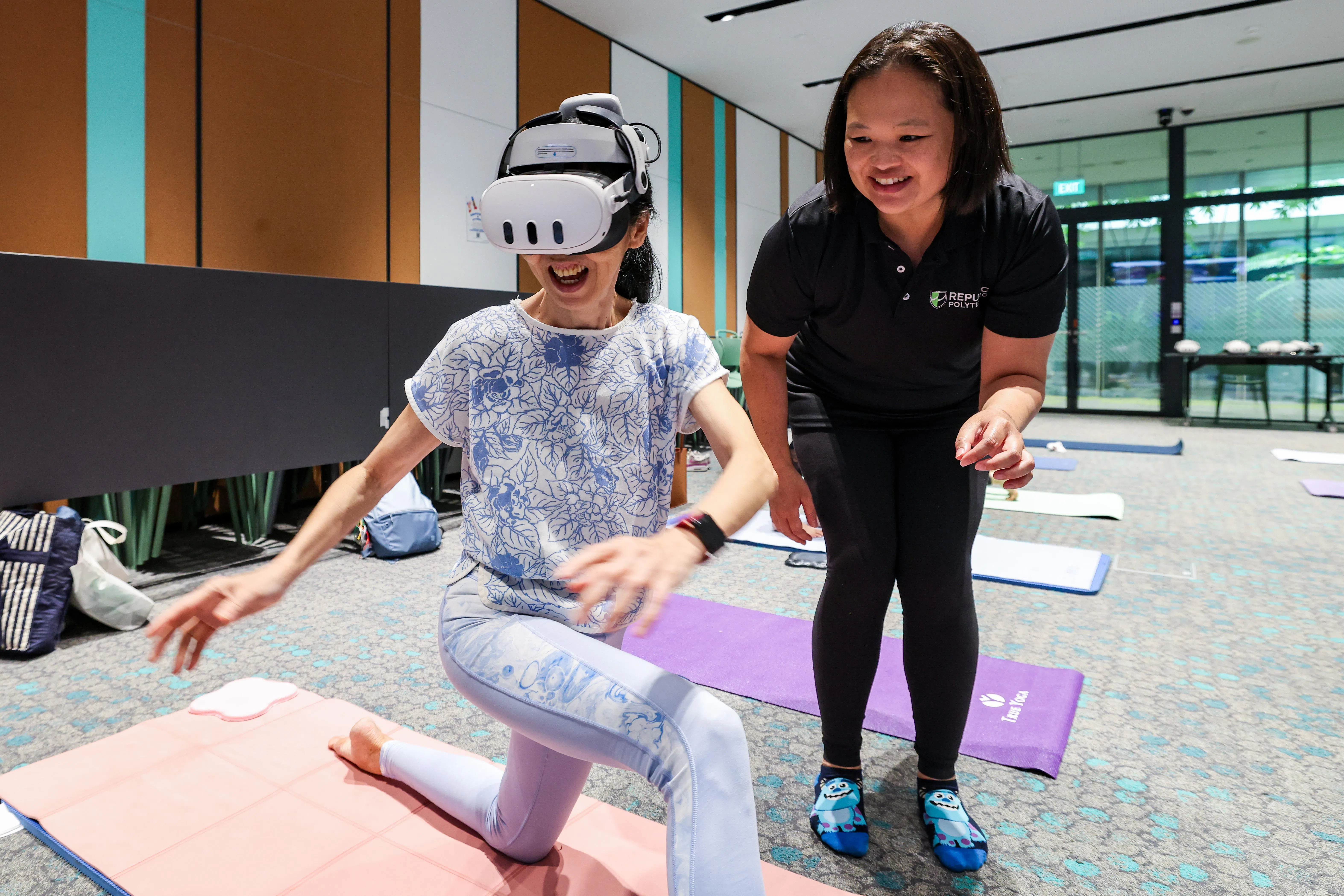 陈胤霖在MR瑜伽体验课中指导参与者。（陈斌勤摄）