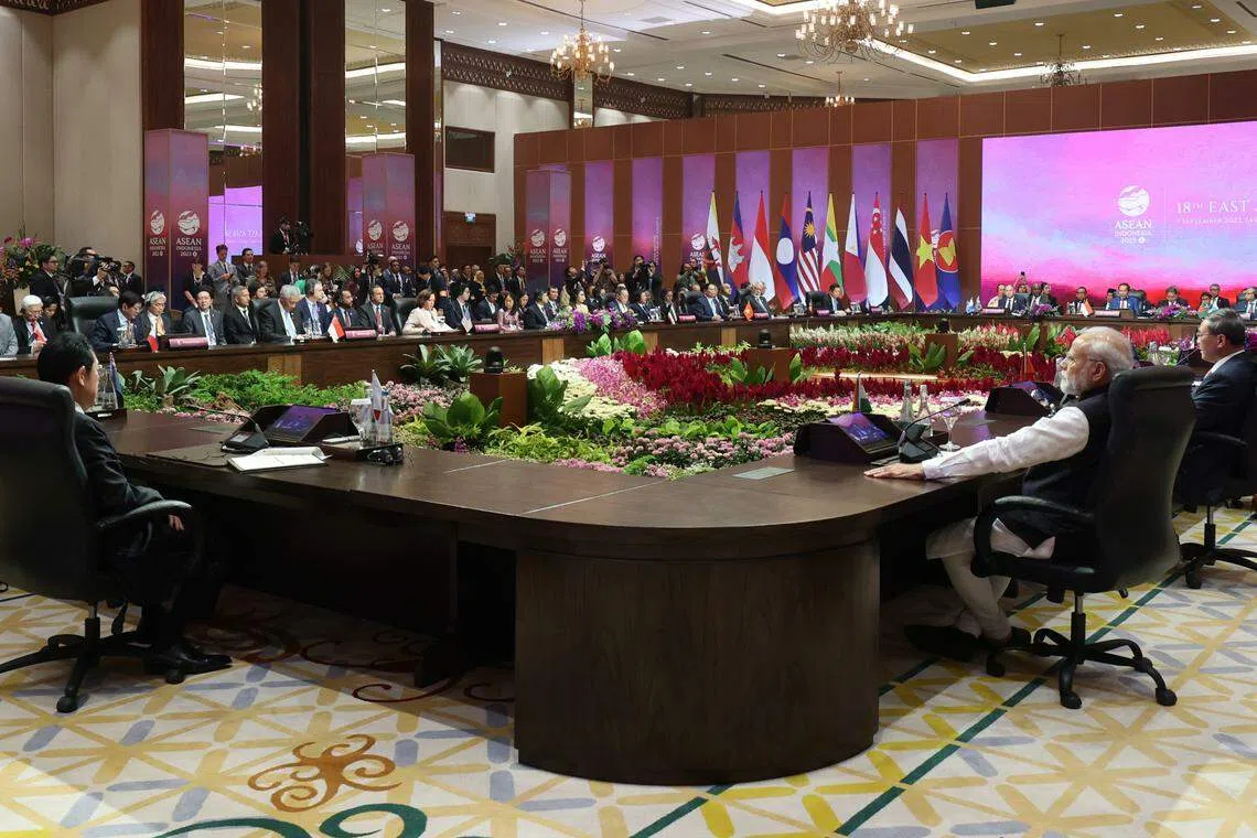 第18届东亚峰会星期四上午召开，来自东南亚国家和八个区域国家的领导人和代表商讨全球和区域局势。这八个国家是澳大利亚、中国、印度、日本、新西兰、韩国、俄罗斯和美国。（通讯及新闻部提供）
