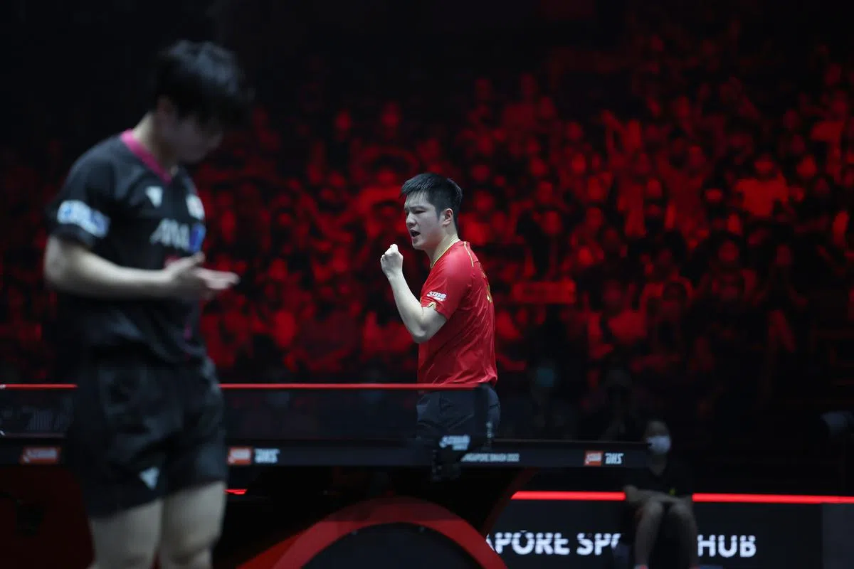 世界排名第一的樊振东（红衣）是本届赛事的夺冠热门，虽然他在晋级路上遭到从未交过手的韩国和日本球员巨大的挑战，但他还是稳住阵脚，成功拿下冠军。（谢智扬摄）