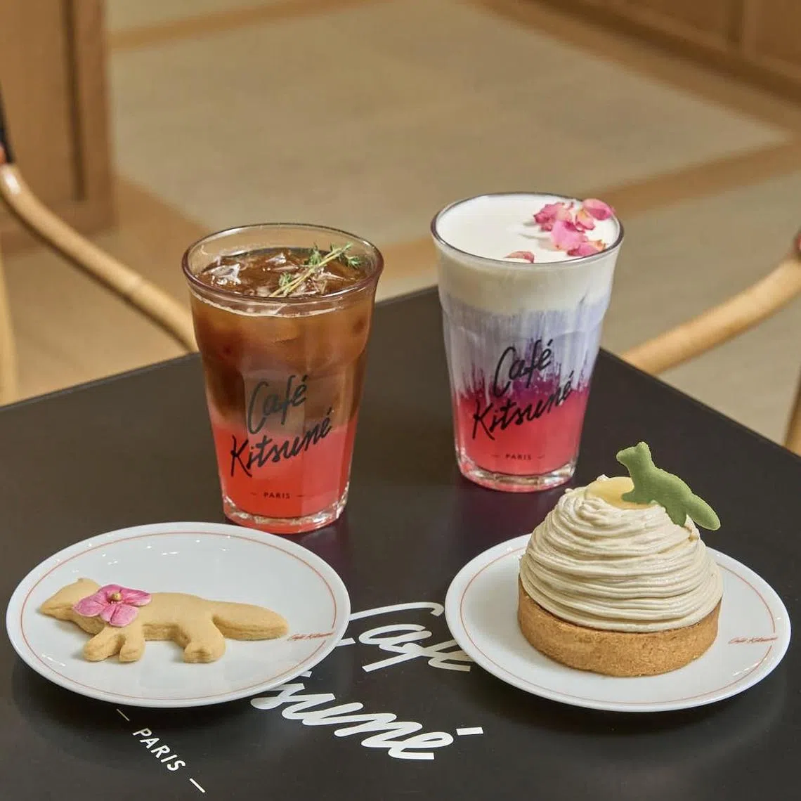 Cafe Kitsune的气泡葡萄柚浓缩咖啡（左上）、茉莉花茶葡萄柚配海盐泡沫（右上）、新加坡狐狸牛油饼干（左下）和班兰椰子法式甜点（右下）。（品牌提供）