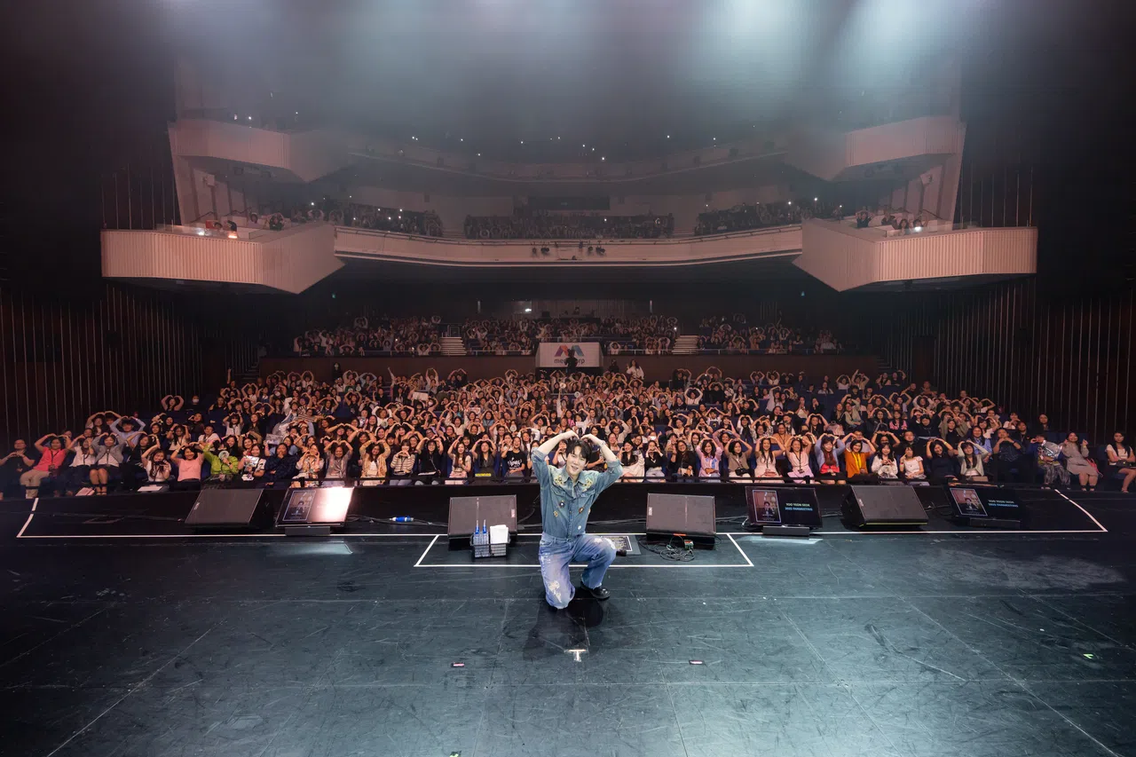 柳演锡与新加坡粉丝们一起比爱心合影。（FriedRice Entertainment提供）