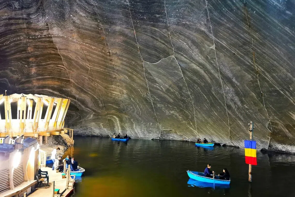 在图尔达盐矿底部盐湖划船，可近距离欣赏岩壁上盐晶的细腻纹理。（许月英摄）