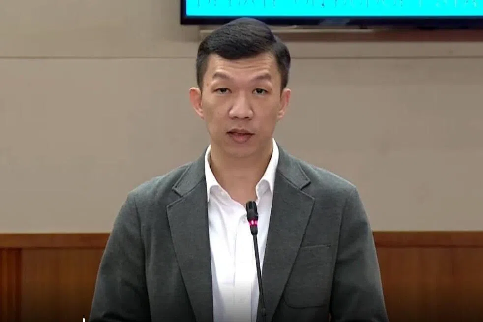 义顺集选区议员林纬量建议政府可通过预先批准形式，简化拨款流程。在某些情况下，同一行业的中小企业甚至可以汇集资源，投资共享的AI工具。（gov.sg视频截图）