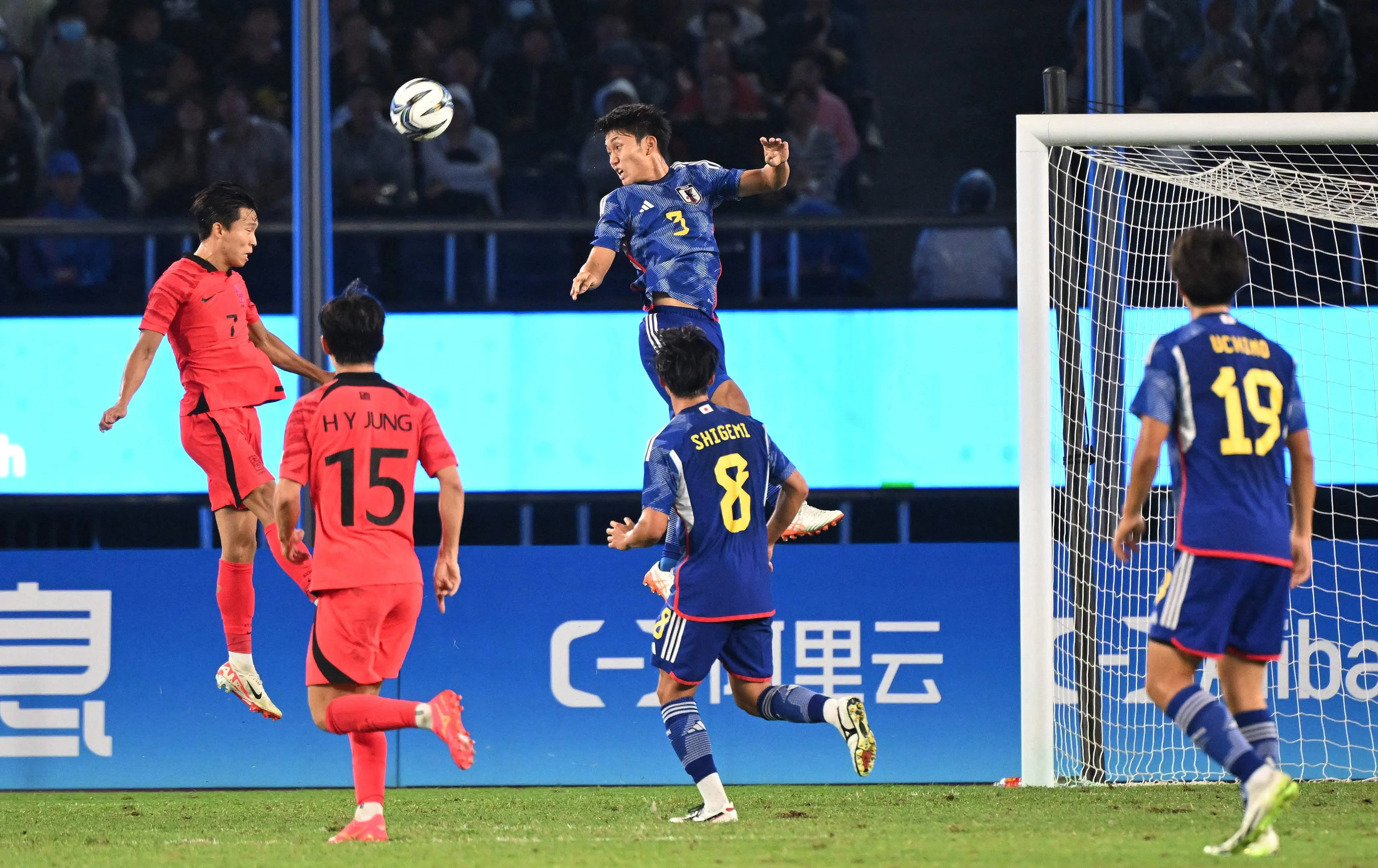 郑优营（左）高高跃起，头球为韩国扳平比分。（法新社）