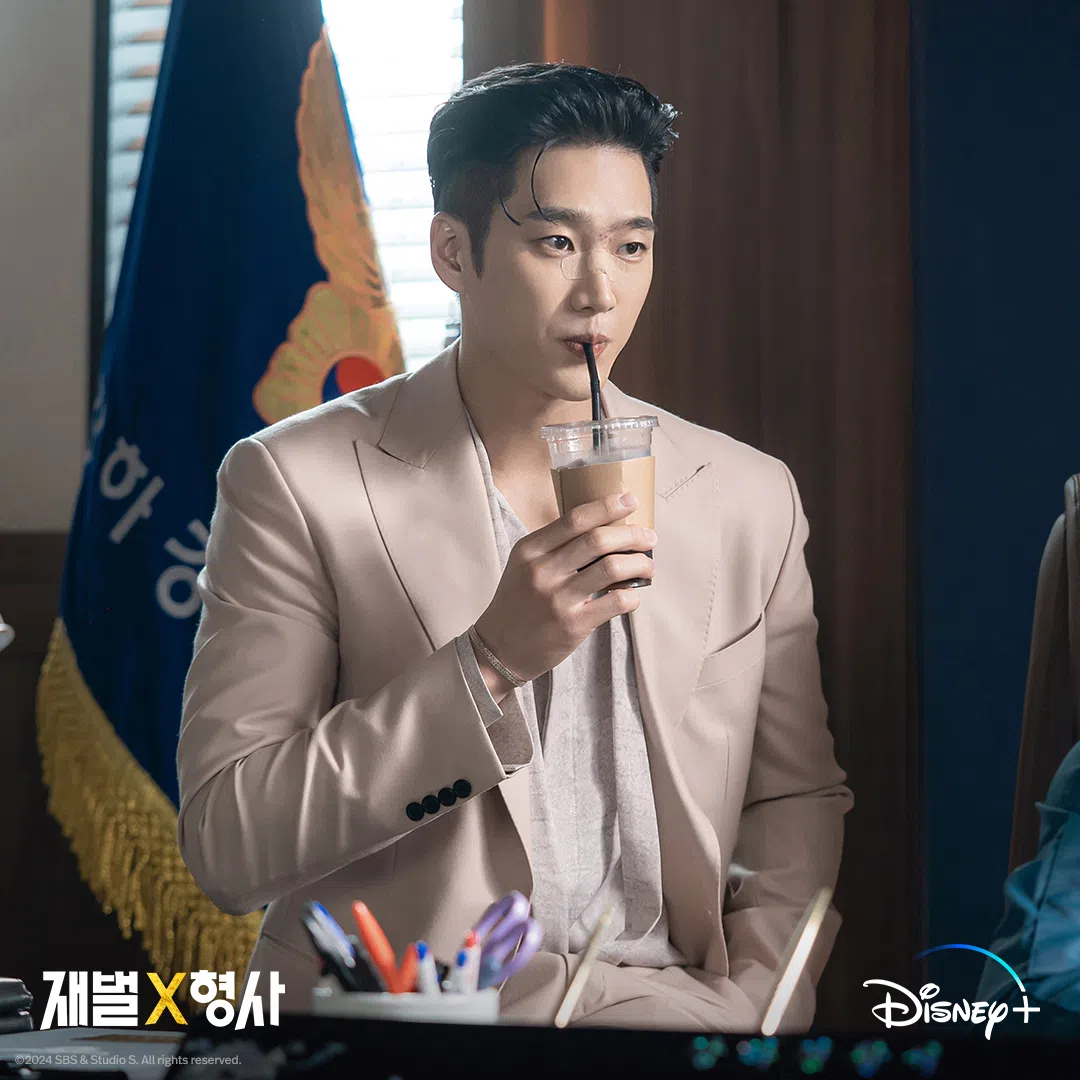 安普贤特意在额前留两缕碎发，并说这样能让他看起来更“嚣张”。（取自Disney+IG）