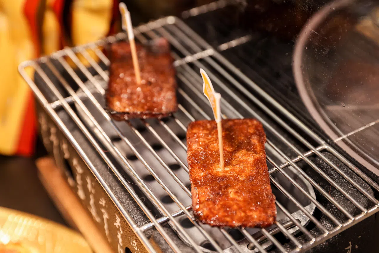 植物肉干在新加坡越来越普及，许多商家趁农历新年推出植物肉干来吸引消费者。（白艳琳摄）