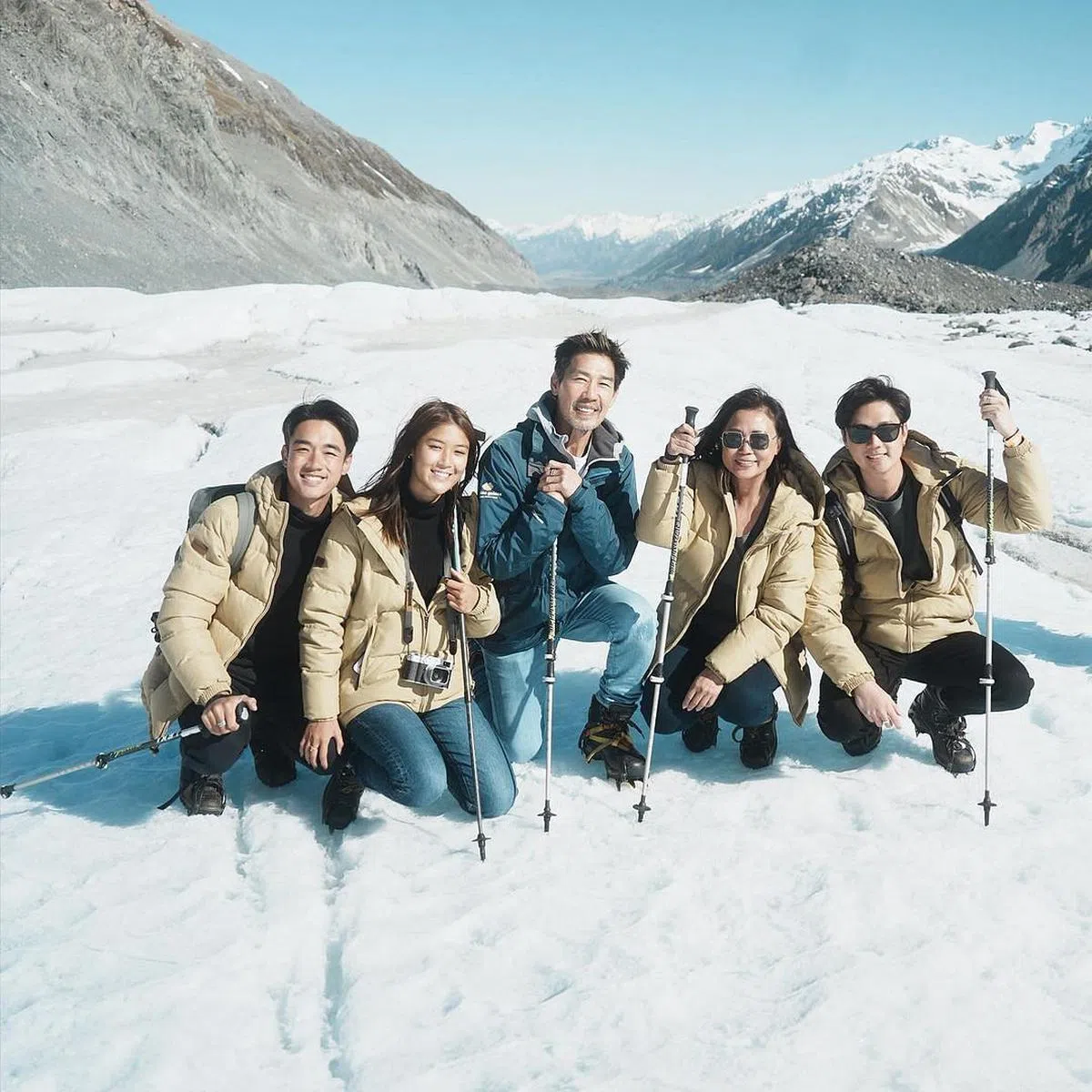 向云和家人在冰川上留影。（取自IG）