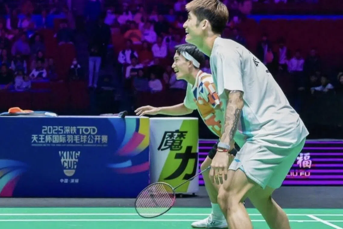 新加坡羽将郑加恒（右）和日本名宿桃田贤斗以男双身份参加表演赛。（取自郑加恒社媒）