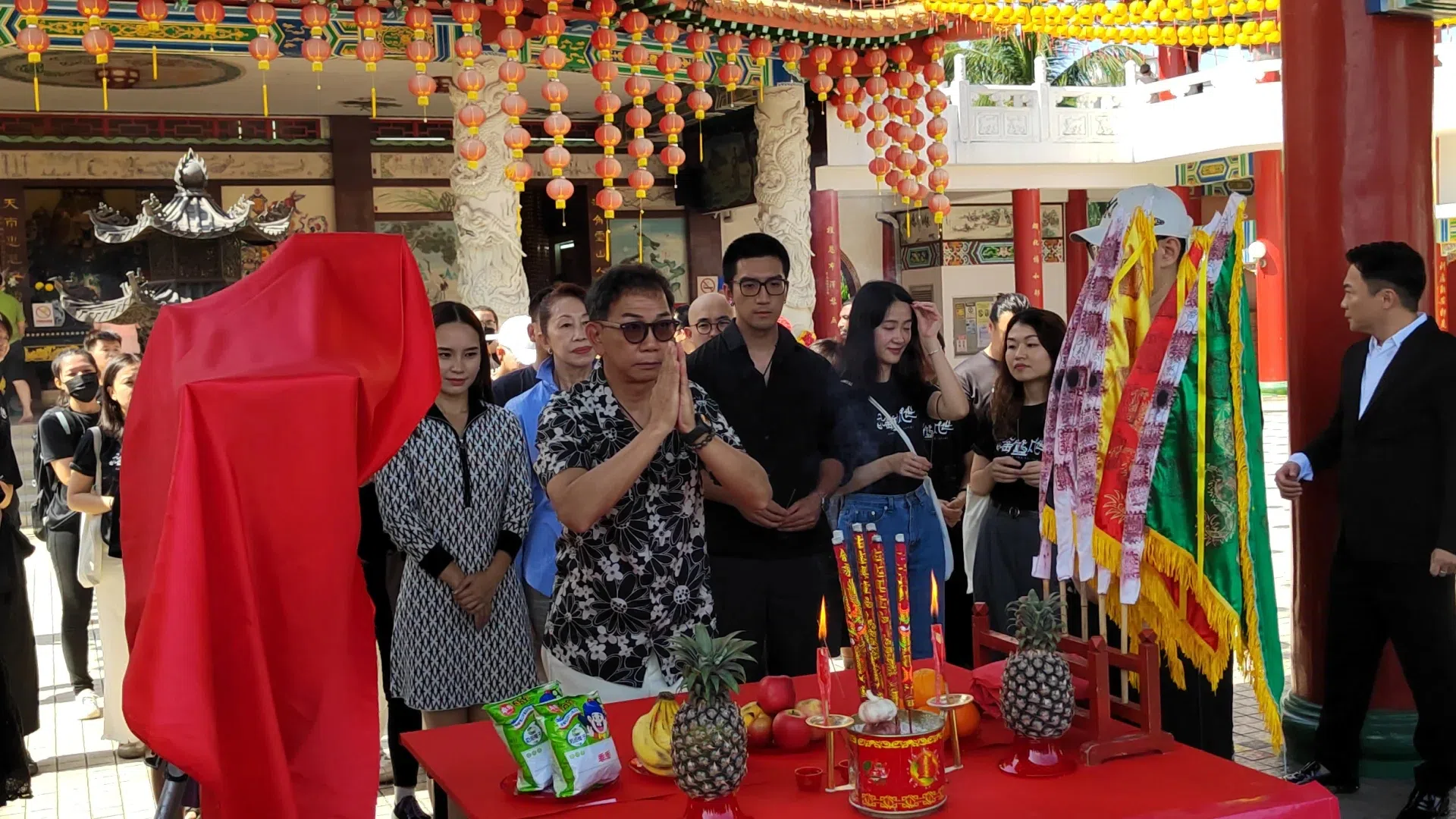 袁富华（左二戴墨镜者）在《摇篮凡世》饰演神棍乩童。（互联网）
