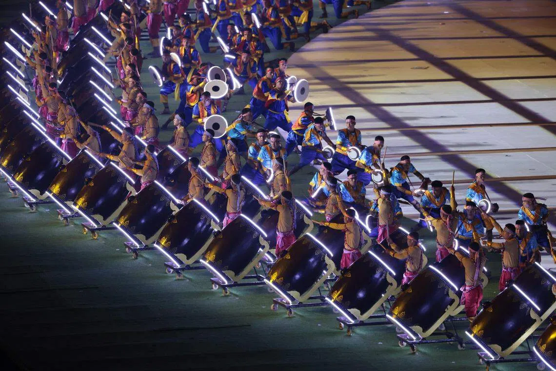 表演者动作非常一致。（李冠卫摄）