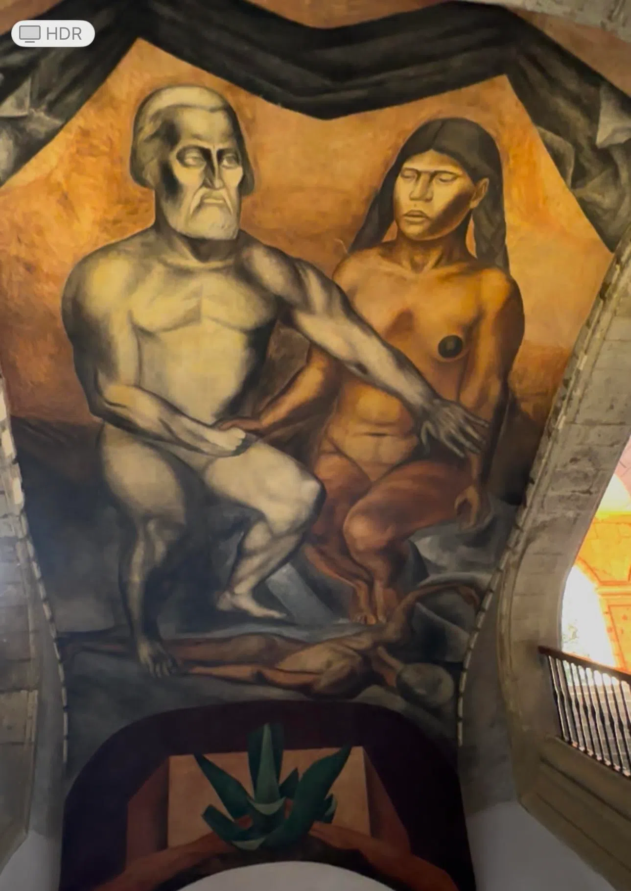 奥罗斯科在圣伊德丰索学院楼梯井壁画《科尔特斯与马林切》，表现西班牙殖民者与墨西哥文明碰撞后的遭遇。（黄向京摄）