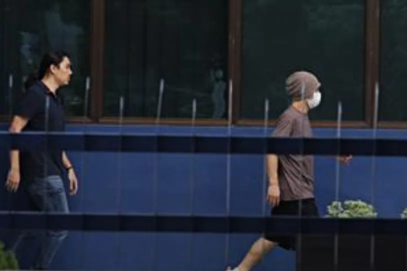 黄明志13日步出警局，重获自由。（星洲日报提供）