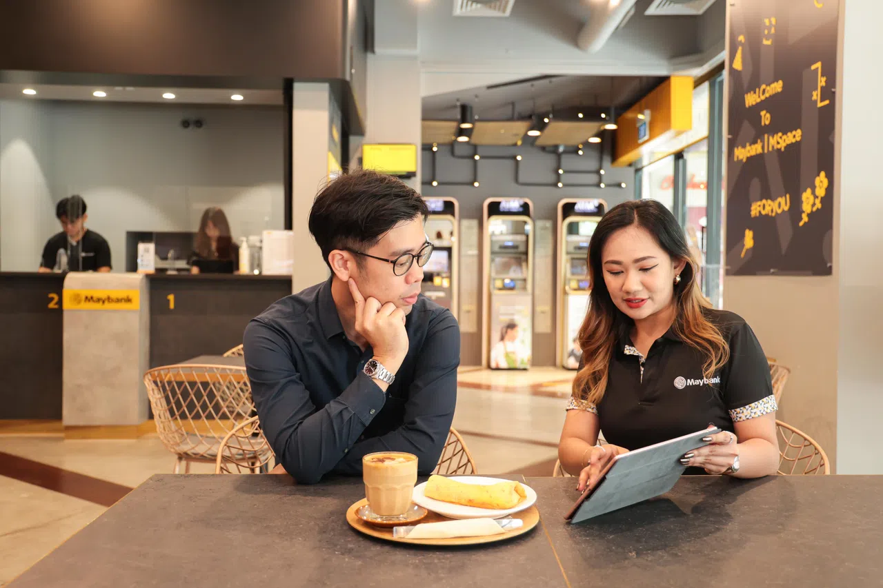 位于乌节路一带的Maybank MSpace在2018年设立，这家马来亚银行分行结合了咖啡馆与银行服务。（李冠卫摄）