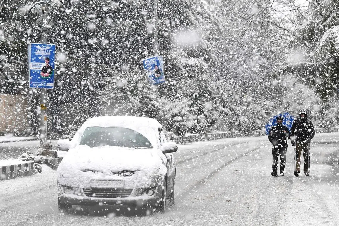 印控克什米尔暴雪多条主路封闭 机场取消所有航班