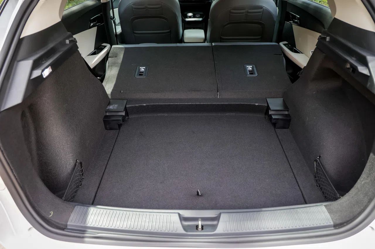 行李厢空间为398公升，若把后排座椅椅背折下可提供更多载物空间。（叶振忠摄）