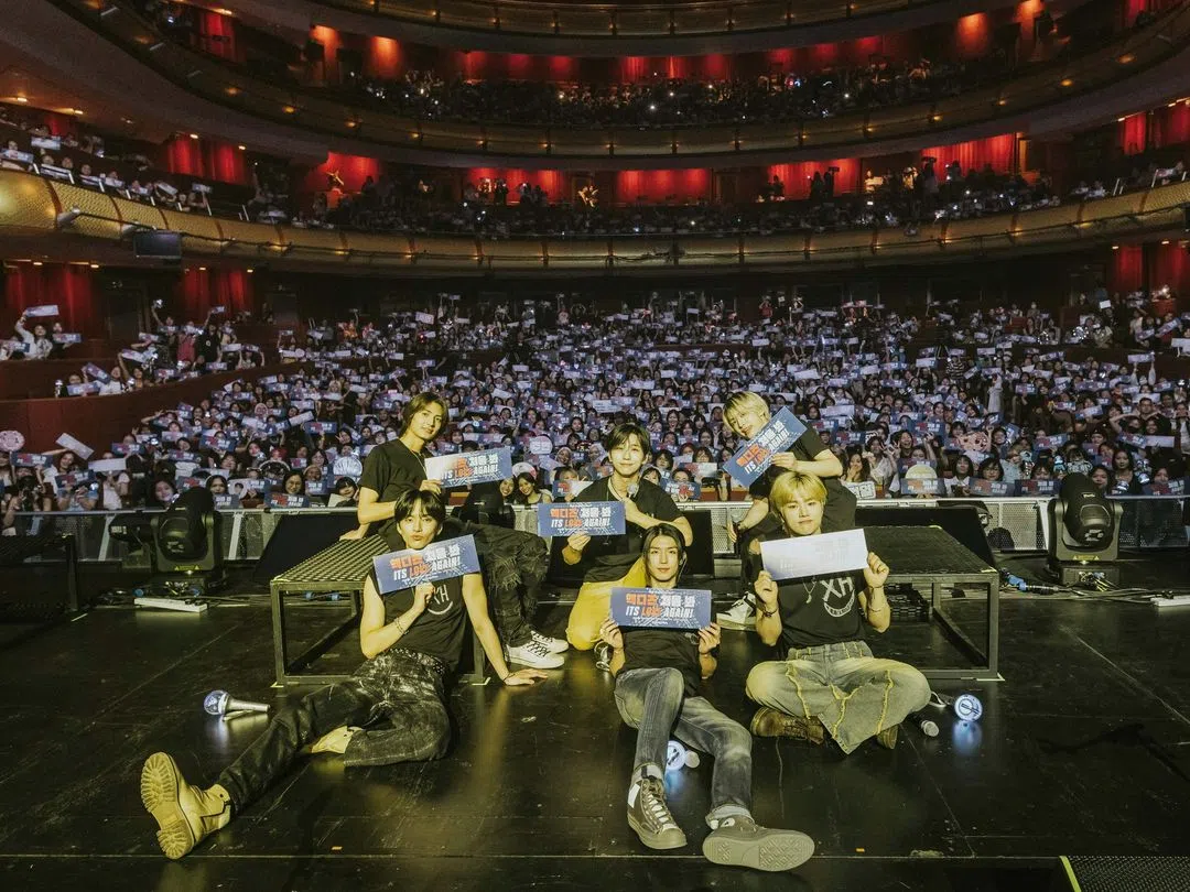 Xdinary Heroes与台下粉丝大合照。（取自艺人IG）