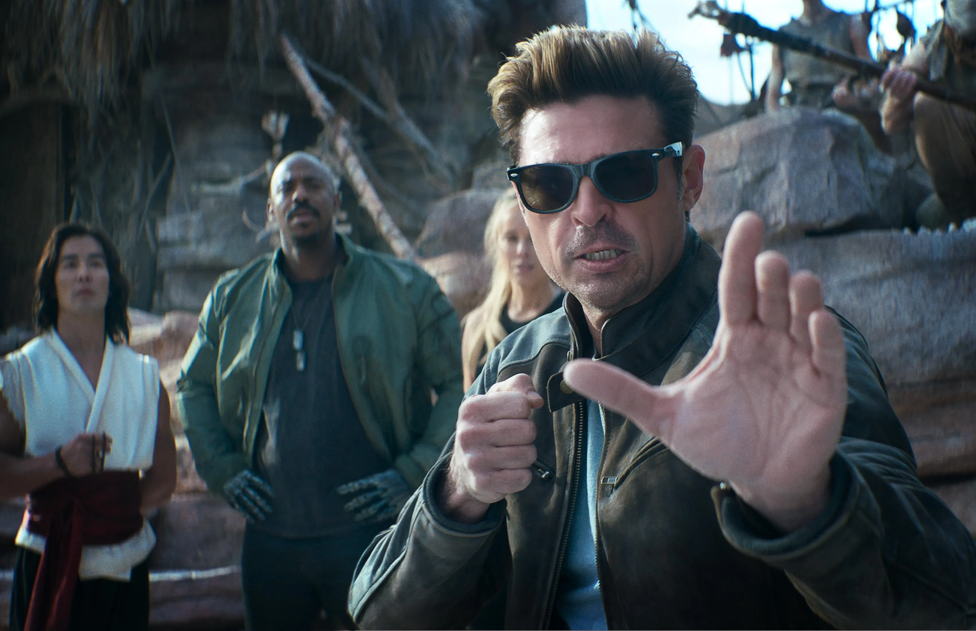 Karl Urban（前）饰演的电玩经典角色“约翰凯奇”在《真人快打2》亮相。（华纳兄弟提供）
