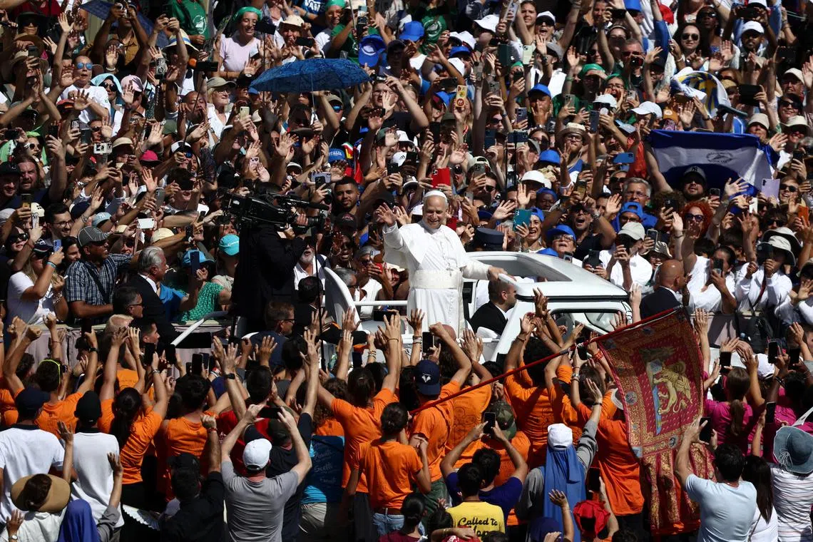 罗马天主教教宗良十四世星期天在圣伯多禄广场主持封圣大典，现场聚集了大批信徒。（路透社）