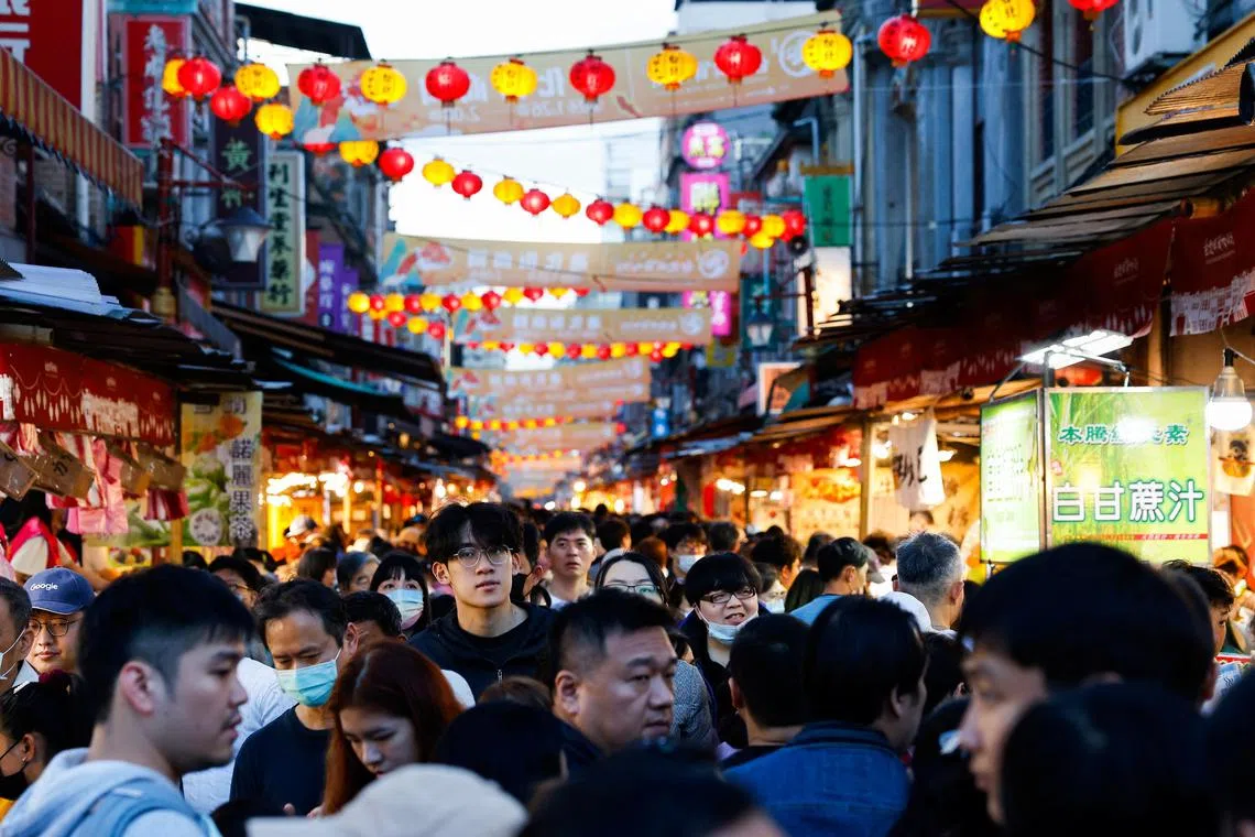 分析认为，中国大陆在今年对台政策上，有可能展开涉台立法讨论，同时加大对台民间促融，也会锁定台湾立法院作为促进交流的目标，以制约民进党。图为农历年前的台北年节市场人潮。（路透社）