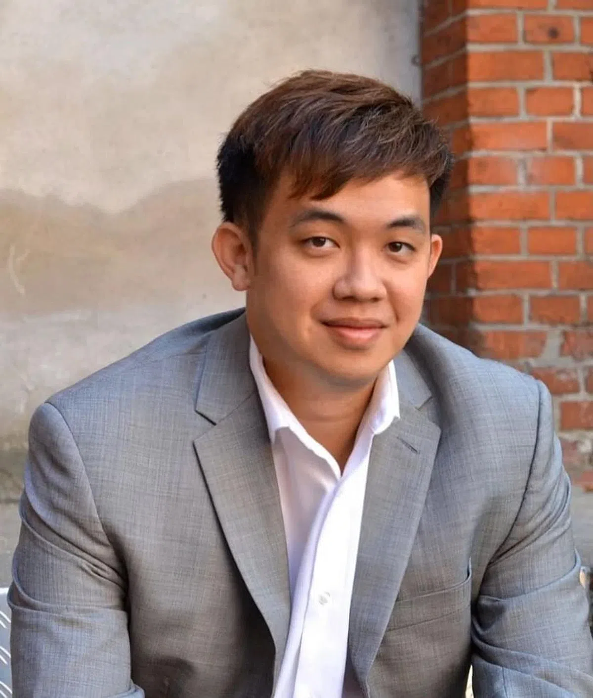 青年男高音李颂恩饰演男主角石岩。（主办方提供图片）