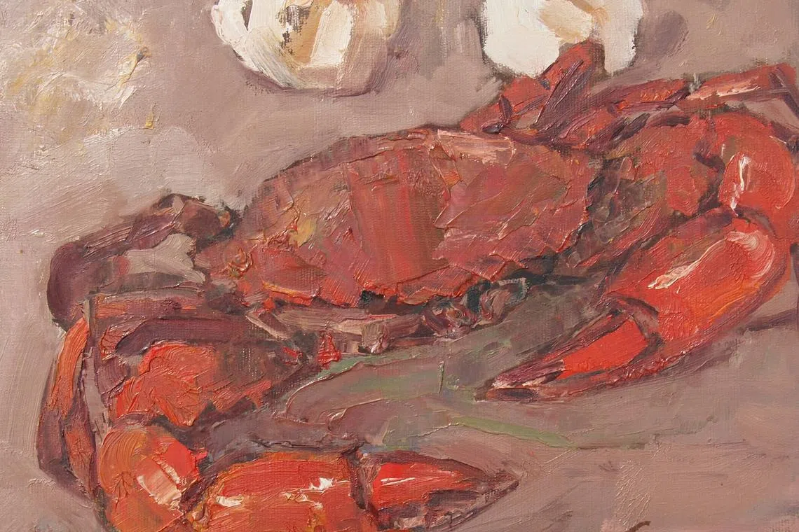 陈楚智的《螃蟹与蒜头》是静物画展品之一，画作扎根东南亚人文语境，色彩极具张力。（海卉艺苑）