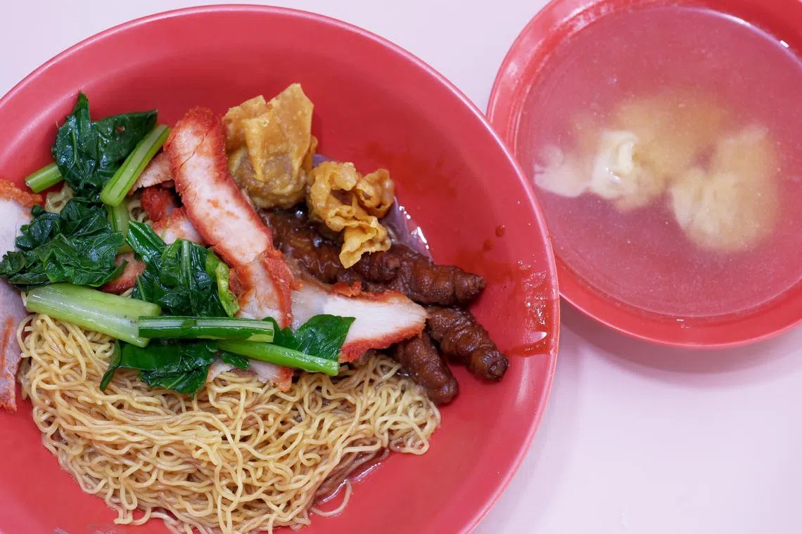 后港明记云吞面，鸡脚和排骨很入味。（曾坤顺摄）