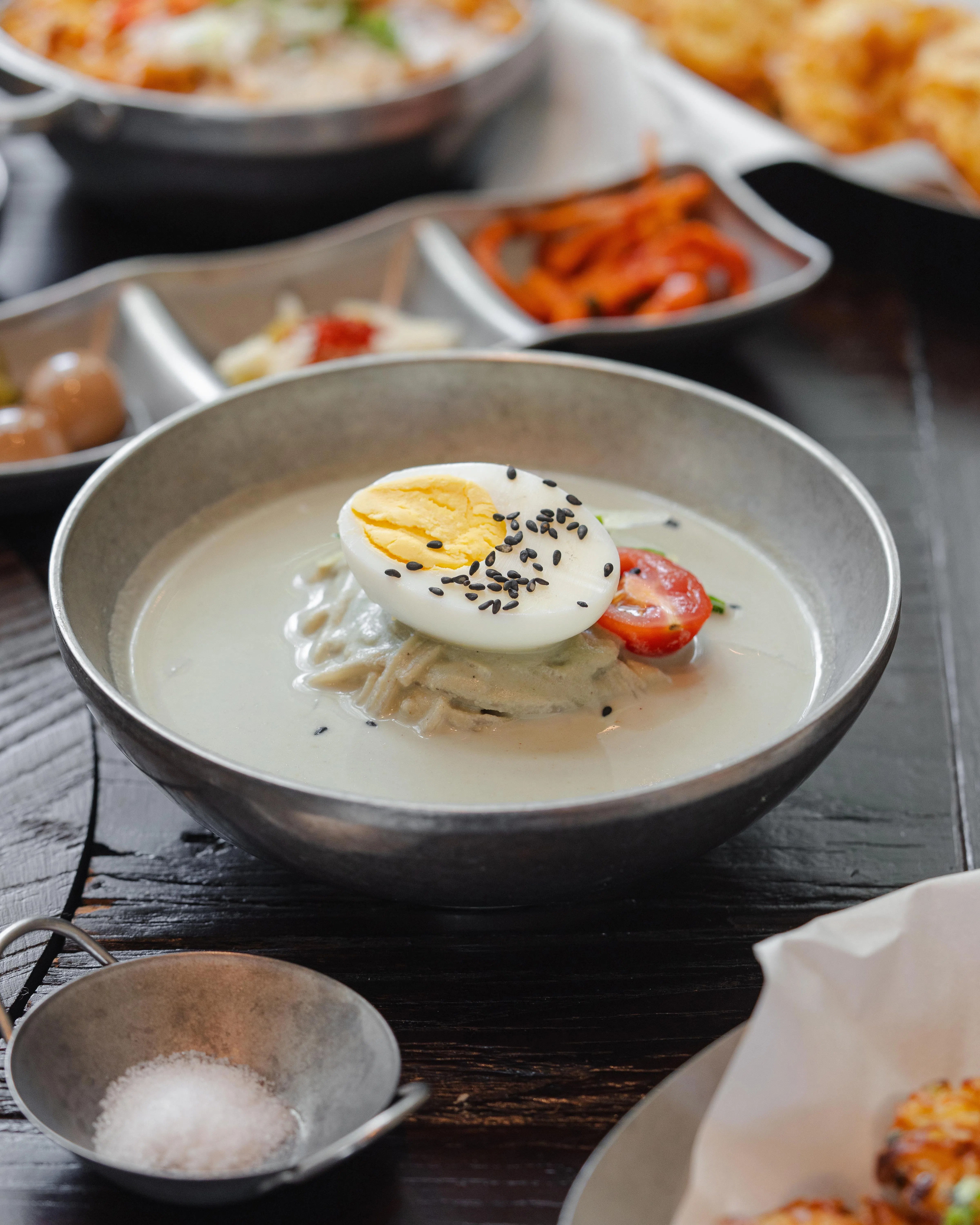 黑豆浆冷面面条滑顺清凉，黑豆的坚果香平衡微苦的口感。（餐馆提供）
