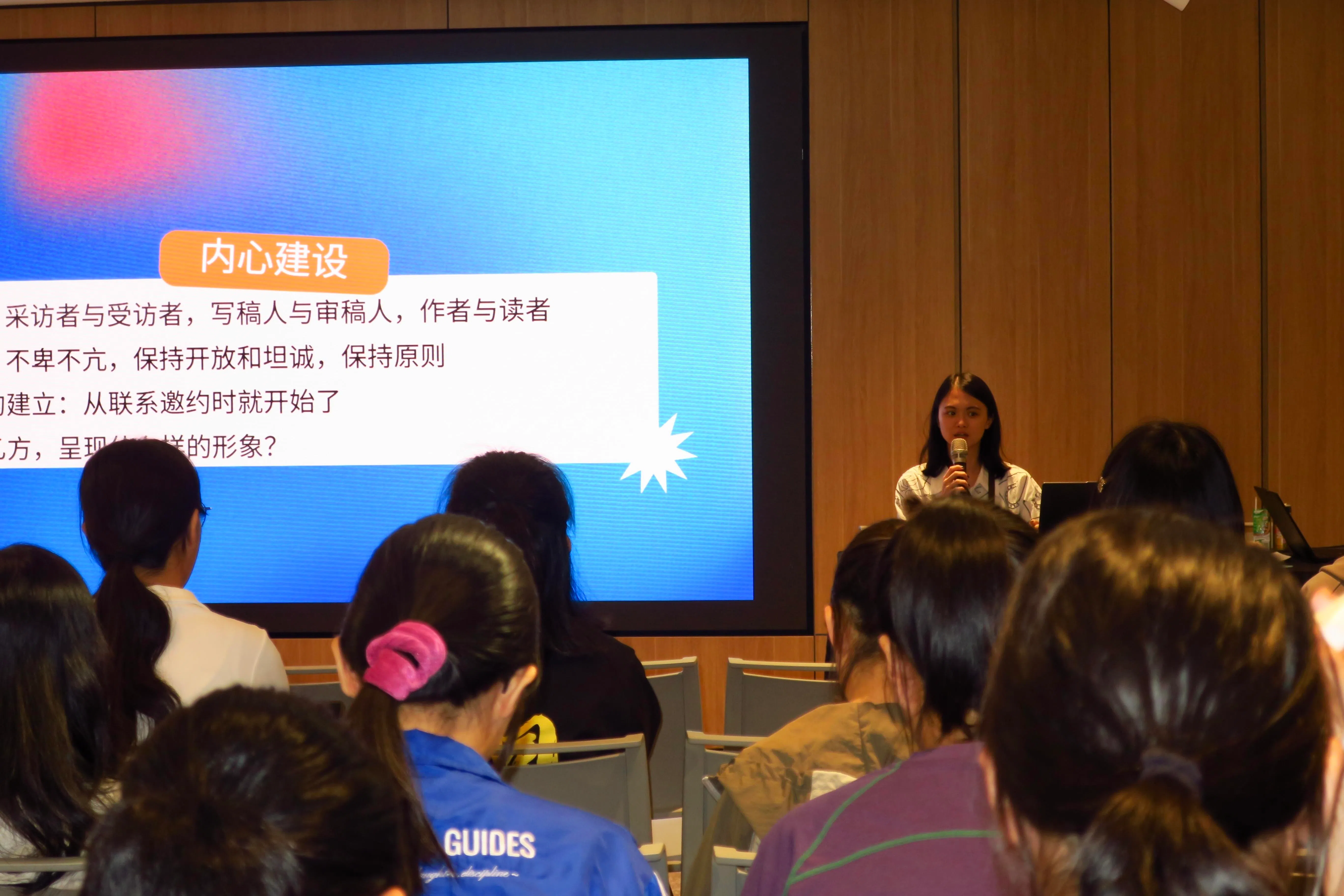 《联合早报》副刊记者孙靖斐分享人物采访技巧，指导学生通讯员如何从受访者的背景、性格与细节中，挖掘更有深度的故事。（联合学生摄影通讯员陈霏綝摄）
