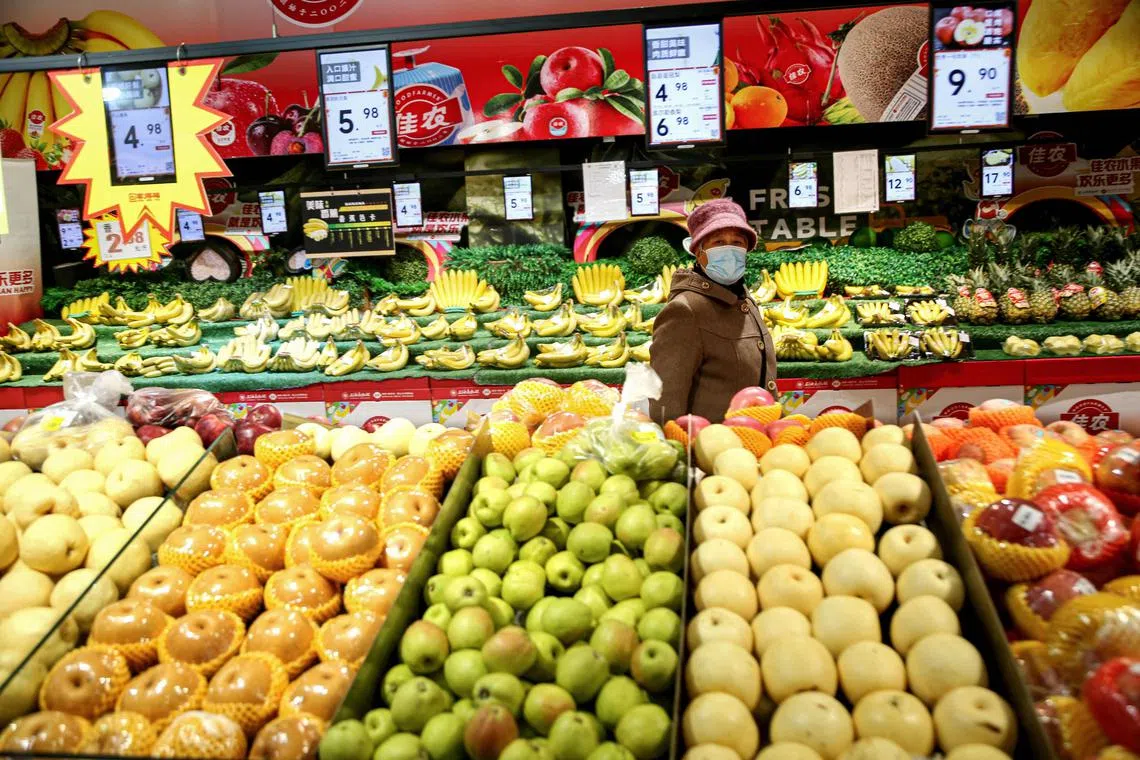 含有高维生素A的食物容易购得。照片为中国江苏省连云港一家超市的水果展卖区。（法新社）