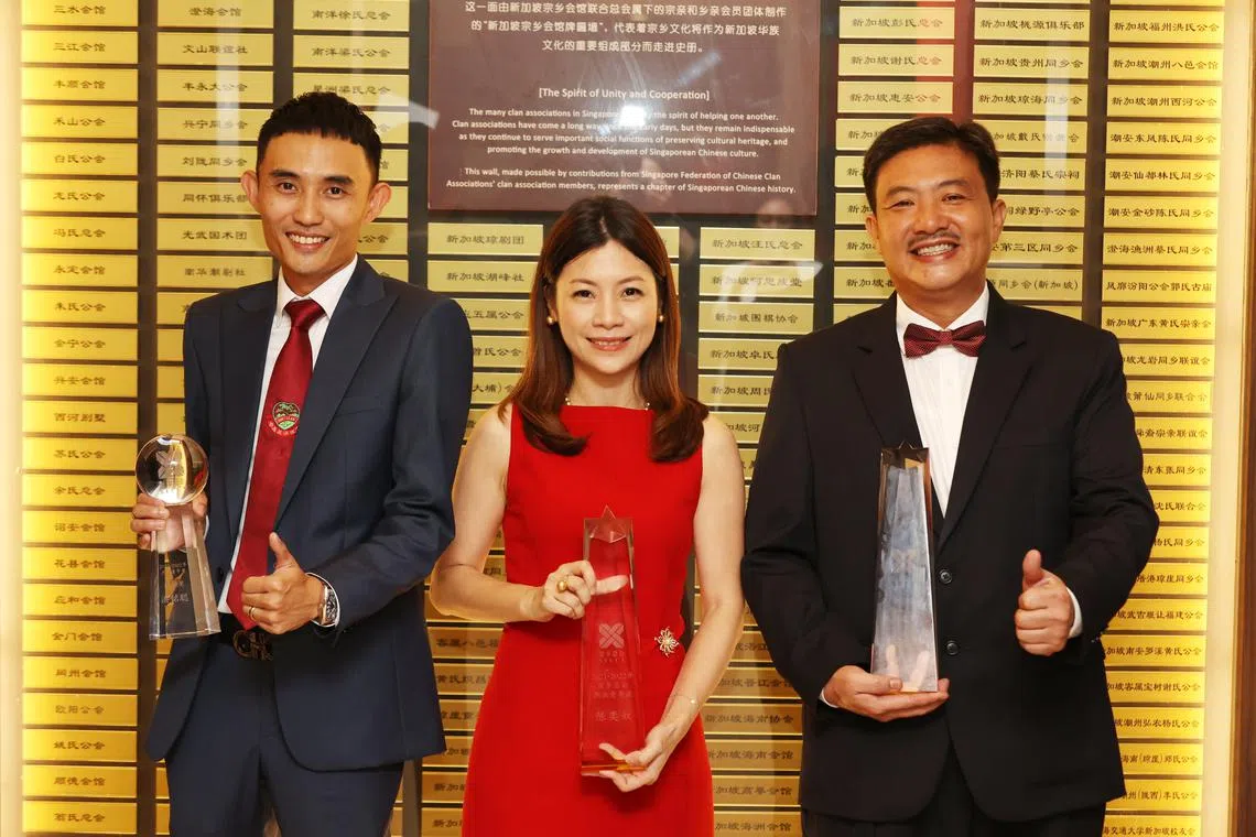 本届“宗乡杰青奖”得主是张学彬 （右）和陈奕妏（中），洪铭聪（左）得“鼓励奖”。（何家俊摄）