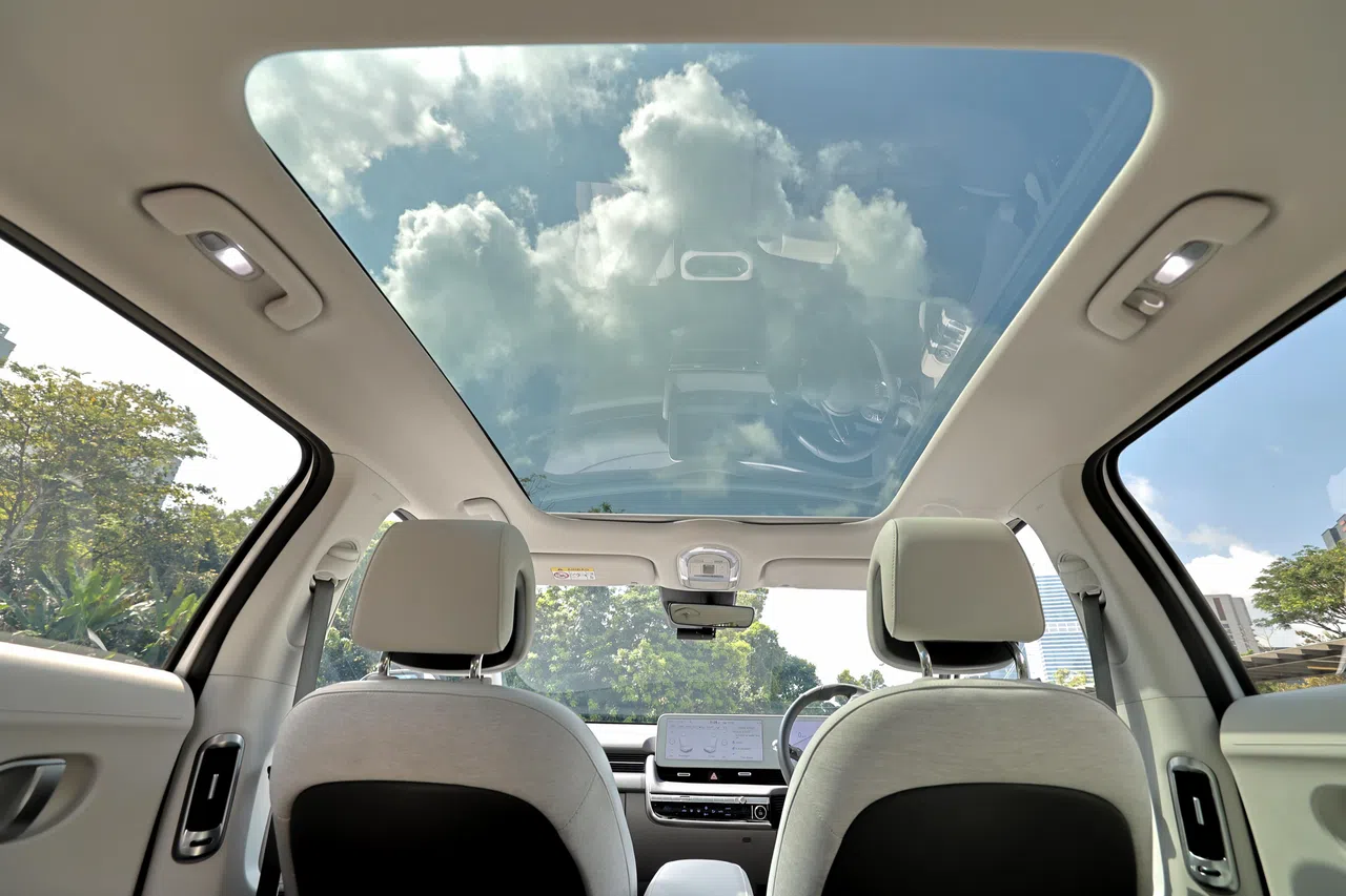 全景天窗让车子更显宽敞明亮。（龙国雄摄）