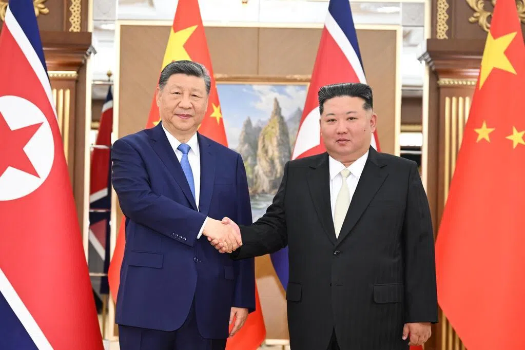 韩国媒体称，中国国家主席习近平与朝鲜领导人金正恩会面时首次提及“加强军队交流”，部分专家认为朝中今后将积极开展军事合作，