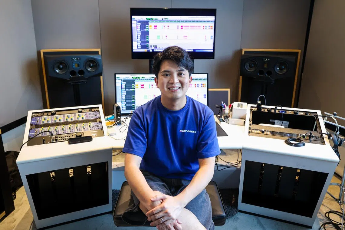 33岁的音乐人黄宇哲身为今年妆艺大游行的音乐总监，掌舵整场演出的音乐大局。（林明顺摄）