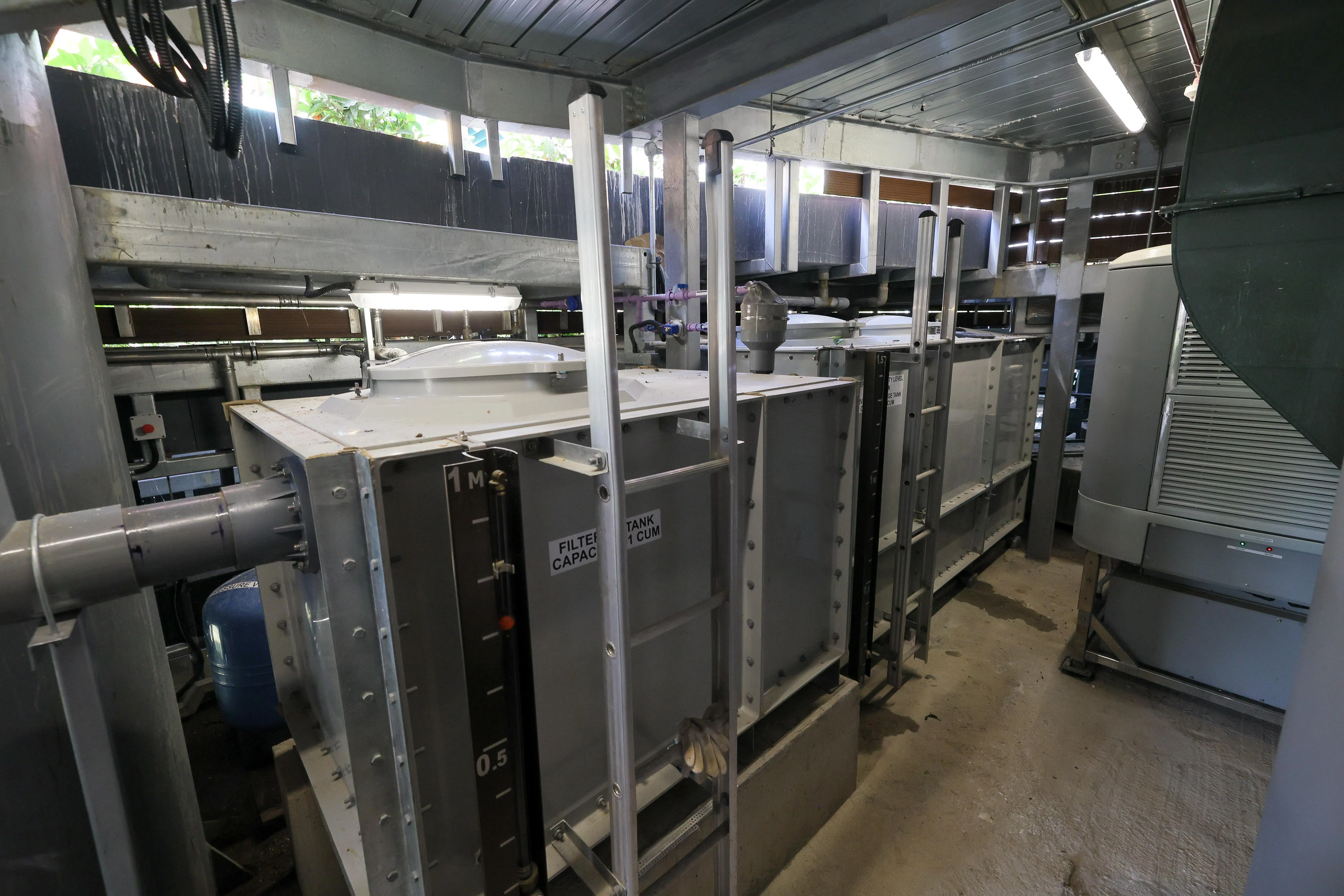 为了确保乌节路最后一个敞开式水道——史丹福水道（Stamford Canal）正常运作，水道上方加建平台层并设储水箱，以收集雨水供景观灌溉用途，减少对自来水的依赖。（张俊杰摄）