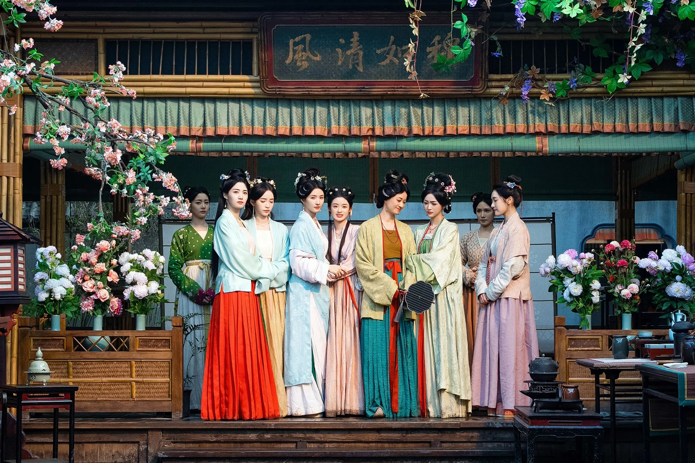 倪虹洁（右四）饰演五个孩子的母亲。（Netflix提供）