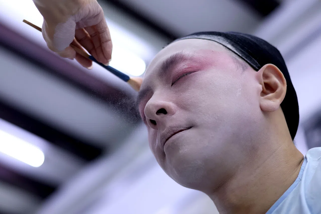 王洁说，在后台等着登台，就如冥想一般抽离现实生活中的自己。（龙国雄摄）