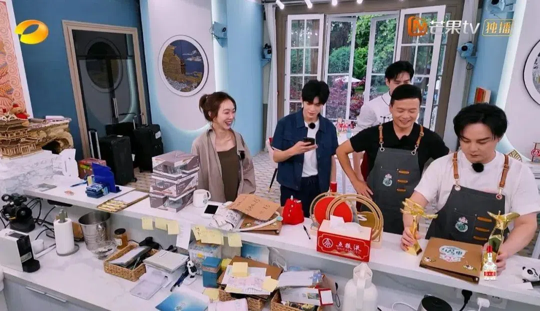 姜妍（左起）、翟潇闻、林述巍和尹正在《中餐厅8》合作开餐馆，被遮住的后者为胡一天。（互联网）