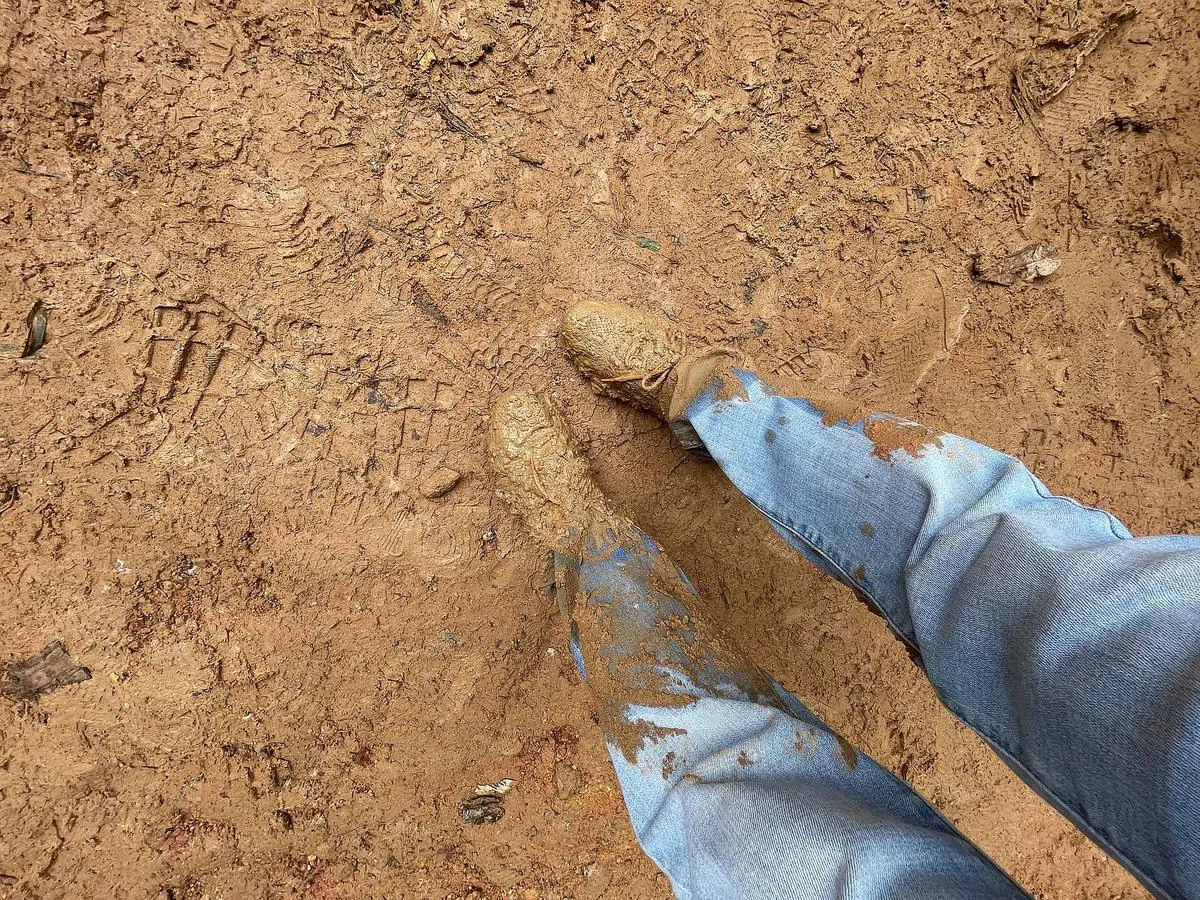 土崩现场不时降雨，泥土积水和松软，抢救工作多次中断。《联合早报》吉隆坡特派员萧郡瑜在现场采访和拍摄，一度陷入几乎及膝泥土里。（萧郡瑜摄）