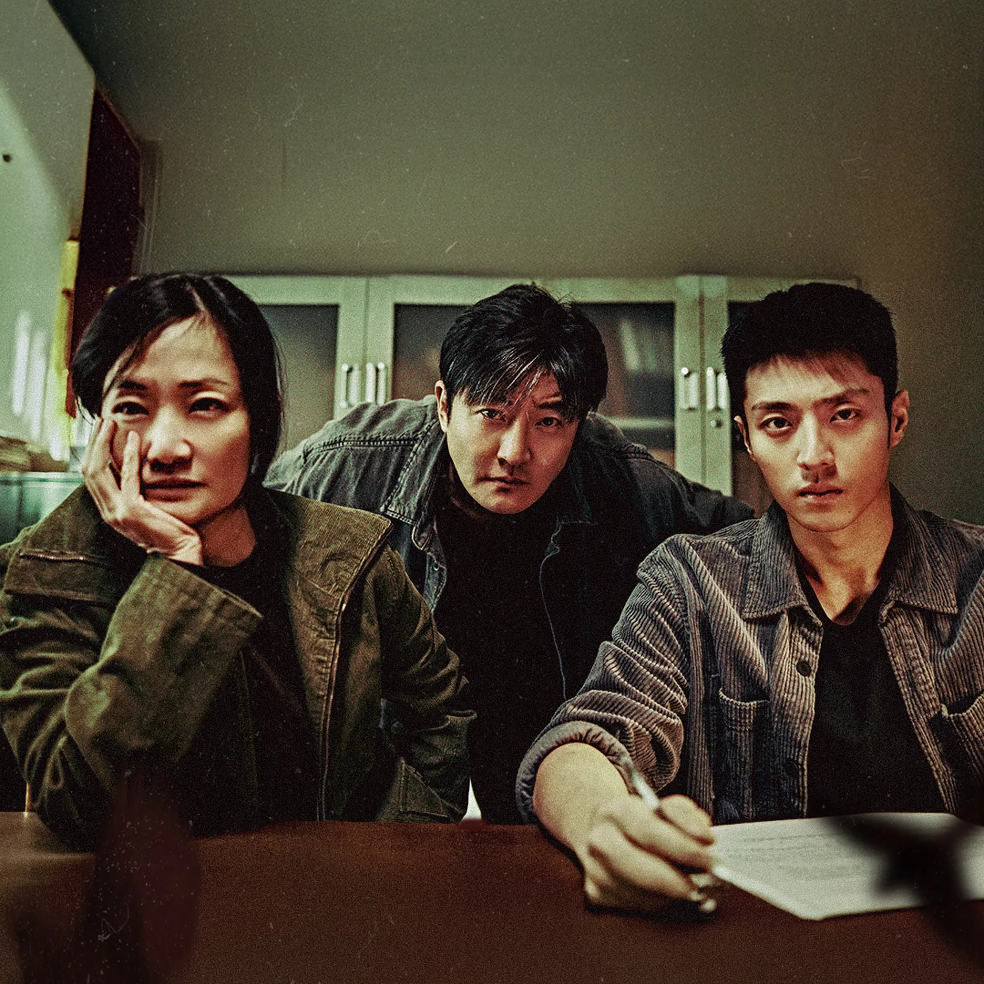 郭柯宇（左起）率领郭京飞和陈靖可打击扒手团伙。（取自剧集官方微博）