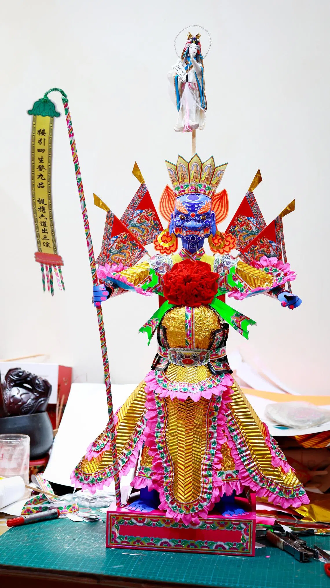 一些祭祀场合的空间有限，陈贵财于是为顾客制做迷你版大士爷。（龙国雄摄）
