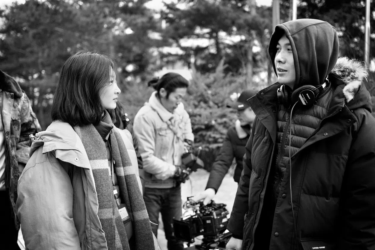 导演陈哲艺（右）和女主角周冬雨讨论拍摄细节。（嘉华院线提供）