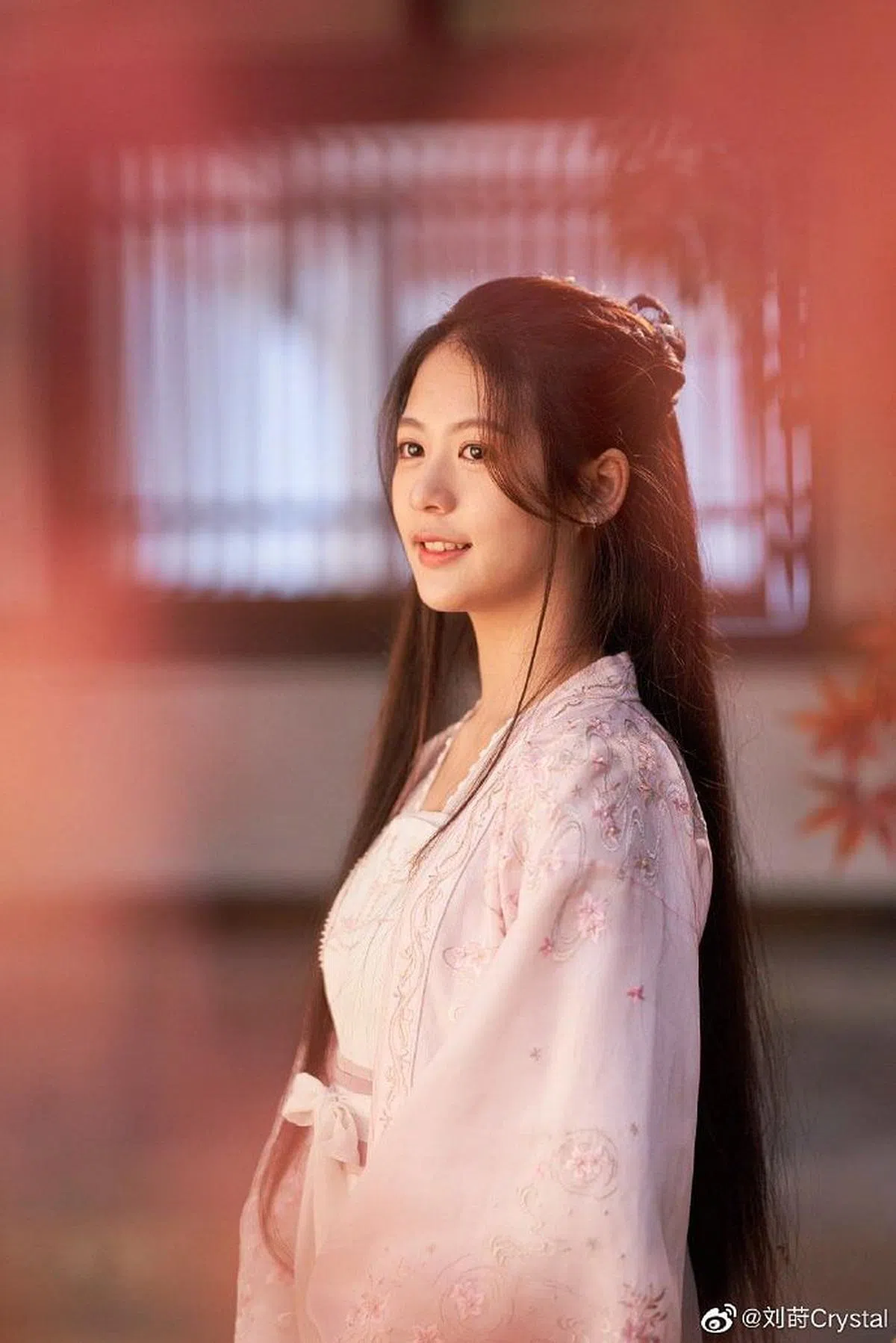 翁虹今年5月带着女儿到横店拍摄古装照。（图/微博）