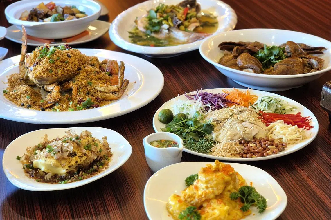 三四十年前香港经济起飞，菜肴加入更多好食材，如今“捞起”继续为经典升级。（陈爱薇摄）