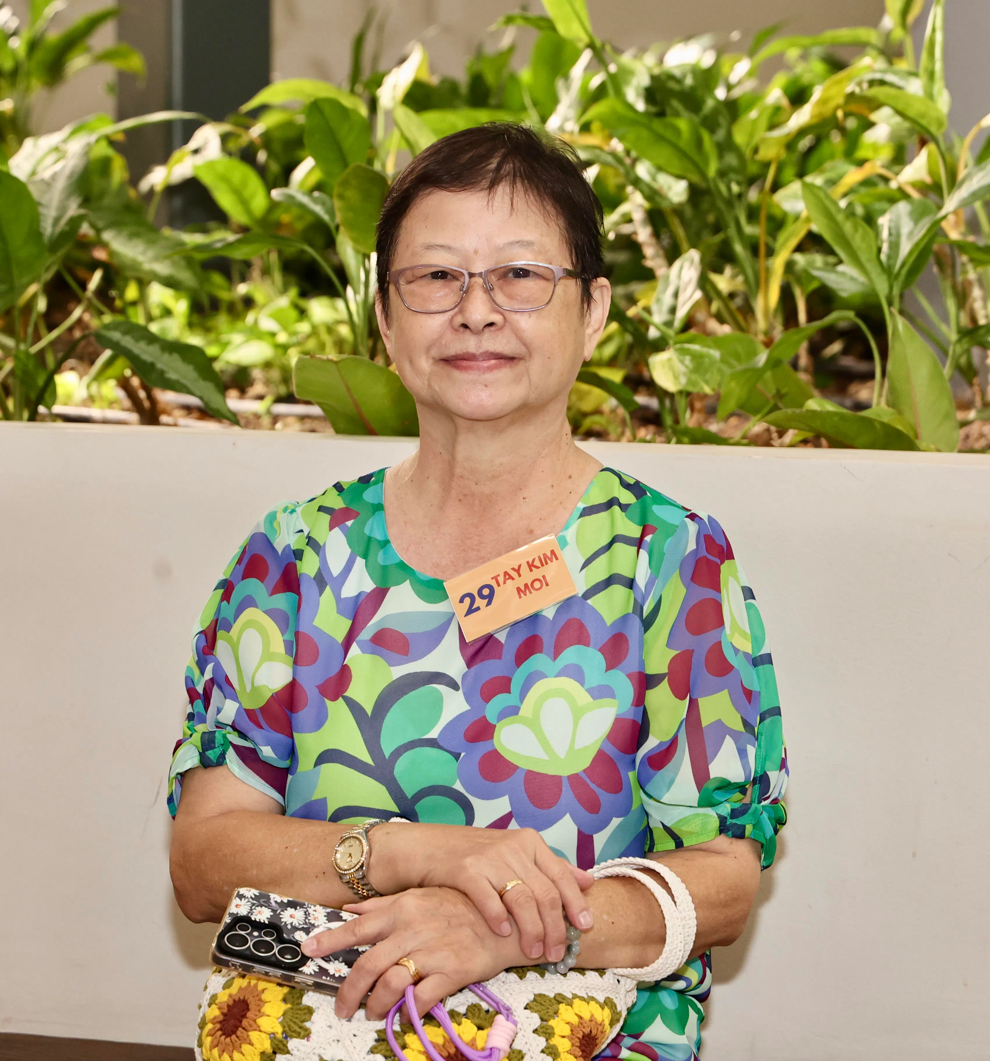 75岁的郑燕明把退休生活安排得很充实，每个星期都会参加达人计划的美术课，平时还担任关爱乐龄大使。（周国威摄）