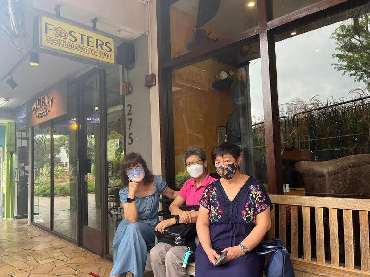 记者日前走访西餐厅时，不少食客闻讯而来，用餐后都拍照留念。（陈靖文摄）