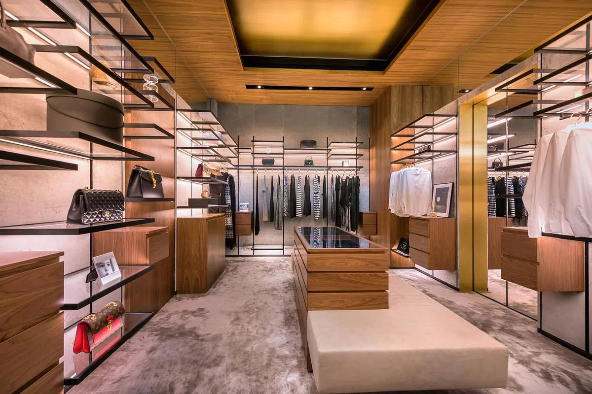 比时装店还有规模的衣柜间。（Edward Hendricks摄）