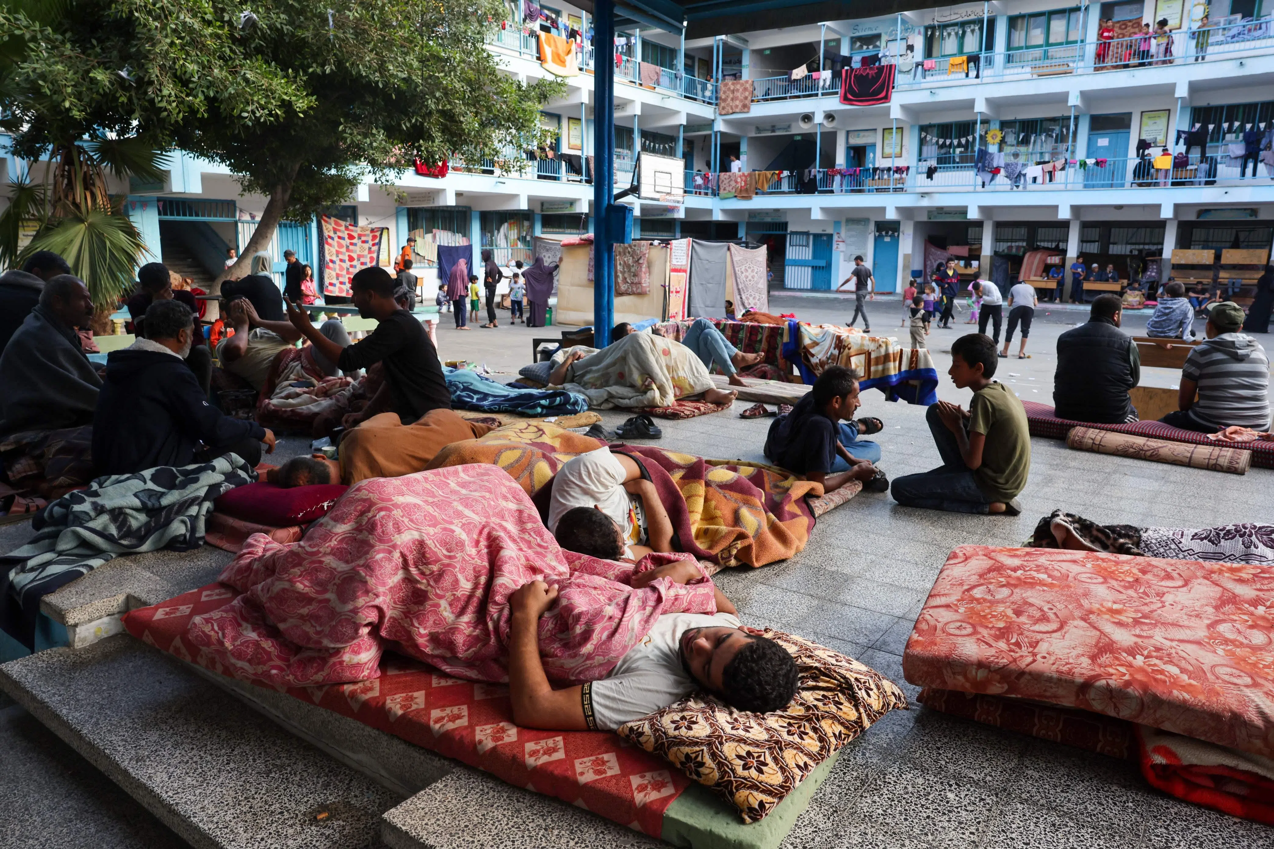 10月14日，在加沙南部靠近埃及边界的拉法市（Rafah），一所联合国学校临时充作难民营，让巴勒斯坦人躲避战火。（法新社）