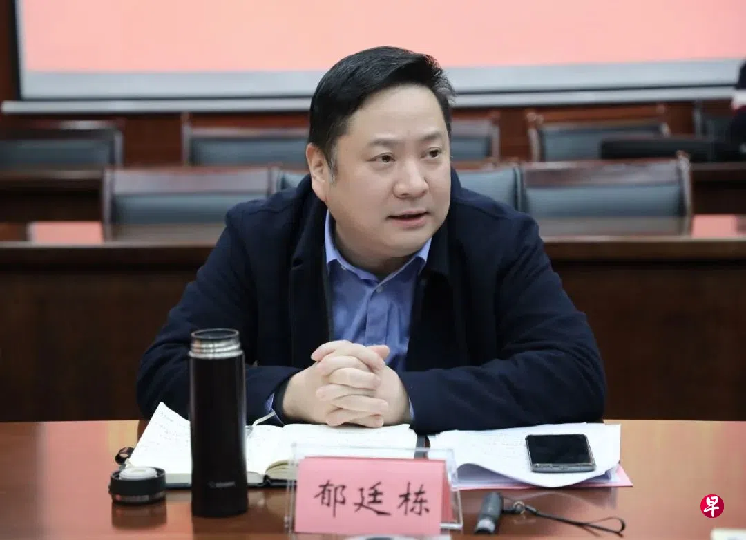 中国浙江省杭州市滨江区副区长郁廷栋的简历被政府官网撤下后，一篇和他有关的、有前调查记者背景的微信公众号文章《一场酒局献祭，掀开了杭州地产潜规则》，星期一（8月17日）在中国网络热传。 （取自杭州政府网站）