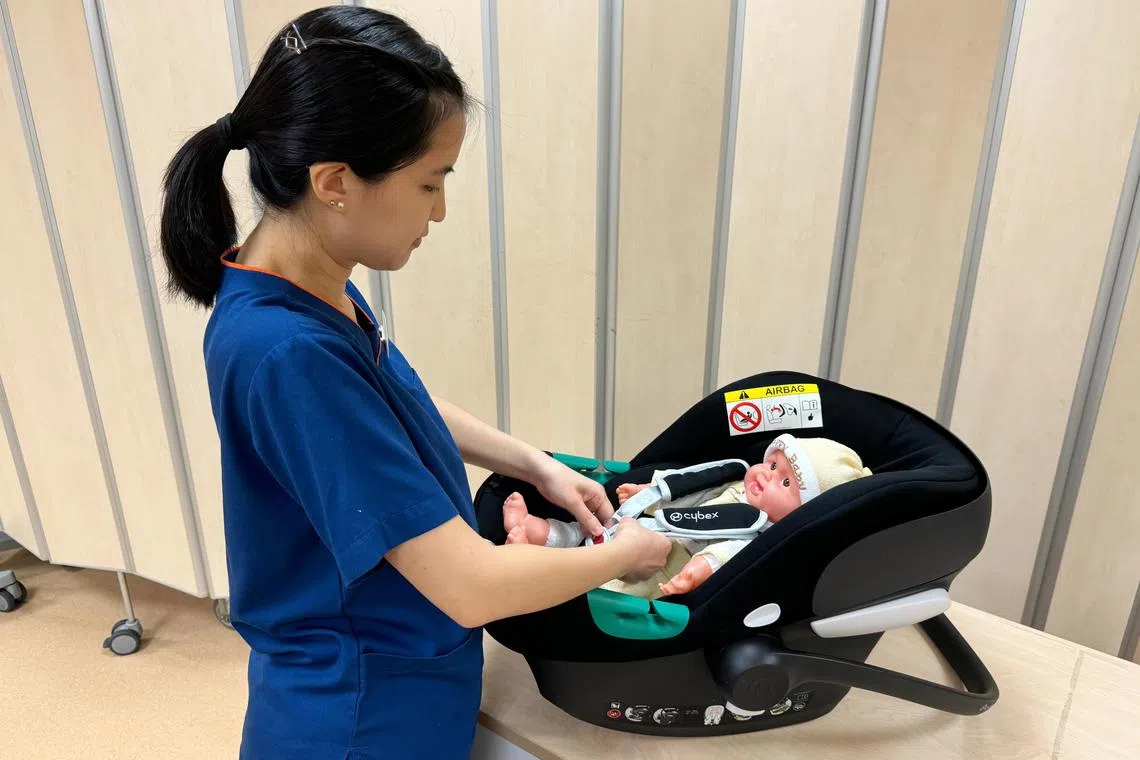 “婴儿安全座椅计划”由竹脚妇幼医院伤害预防工作小组主导，旨在通过预防措施降低儿童受伤的风险。图为竹脚妇幼医院物理治疗师蓝洁莹，示范如何使用婴儿安全座椅。（竹脚妇幼医院提供）