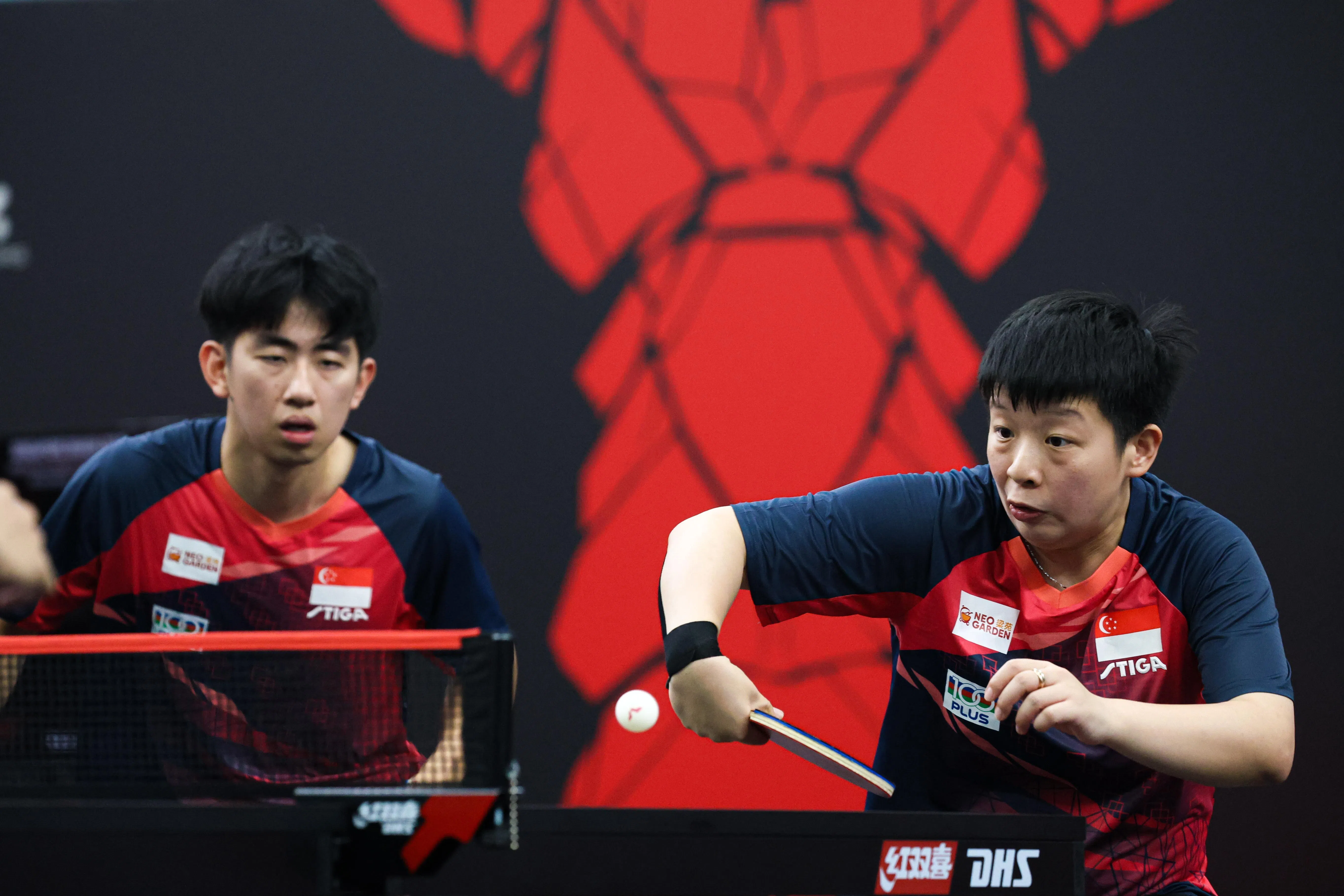 前一天闯入混双次圈的我国组合冯耀恩（左）／曾尖不是印度组合马努什·沙阿／迪娅·奇塔莱的对手，以0比3完败，无法更进一步。（关俊威摄）